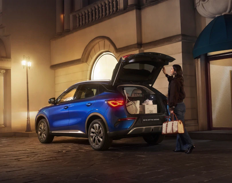 BYD ATTO 3 EVO hátsó csomagtartóját egy fiatal nő lezárja