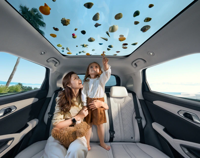 BYD ATTO 2 DM-i-ben anya és lánya a panorámatetőt nézik