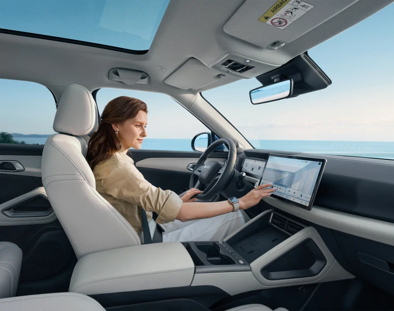 BYD ATTO 2 DM-i Fiatal nő a kijelzőt kezeli